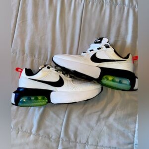 Gently used Nike Air Max Verona. Very little wear at all on these shoes.